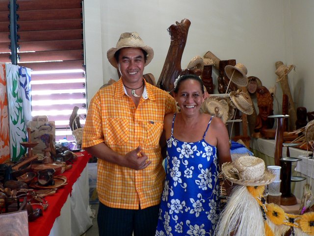 10- Karel et Augustine vendent leur artisanat au marche 
